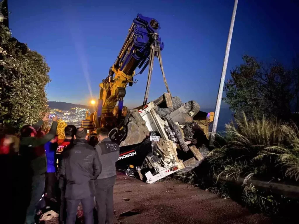 Mudanya’da Vinçten Düşen İş Makinesi Panik Yarattı