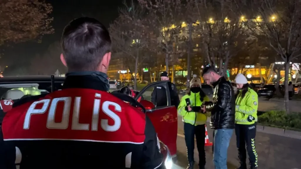 Bursa’da Yılbaşı Öncesi Asayiş Operasyonu: 16 Aranan Şahıs Yakalandı, 28 Kişiye 258 Milyon TL Ceza