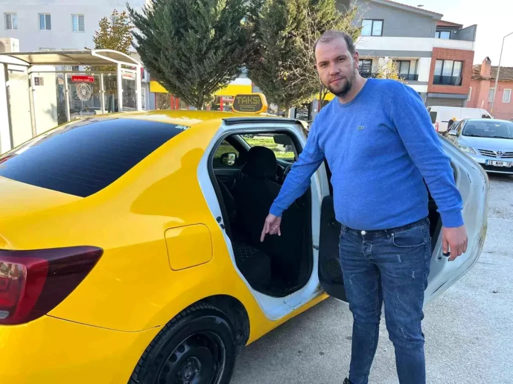 Bursa’da Taksici Dürüstlüğü: 5500 Euro’yu Sahiplerine Teslim Etti