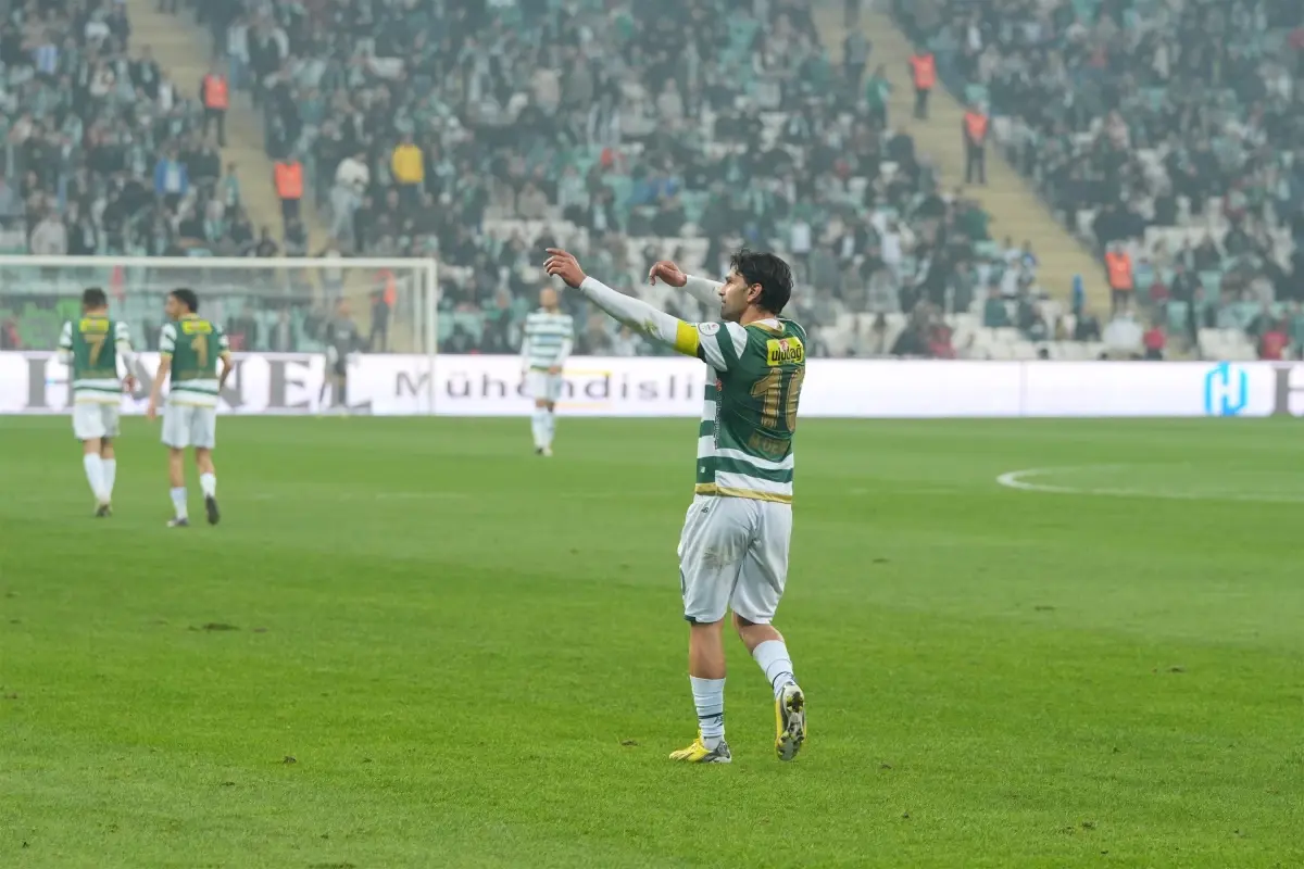 Bursaspor, Ankara Demirspor’u 4-0 Yendi ve Puanını 34’e Çıkardı