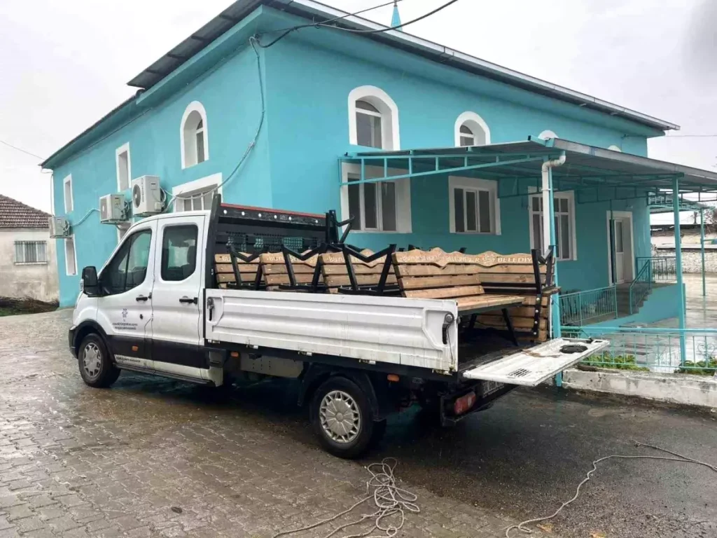 Büyükşehir Belediyesi, Karacaören Mahallesi’ne Yeni Bankları Yerleştirdi