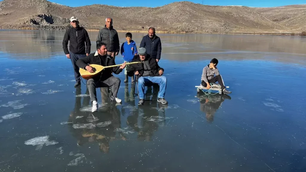 Çıldır Gölü’nde Buz Üstünde Balık Avı Hazırlığı: Kars’ta Kışın Eskimo Usulü Heyecanı