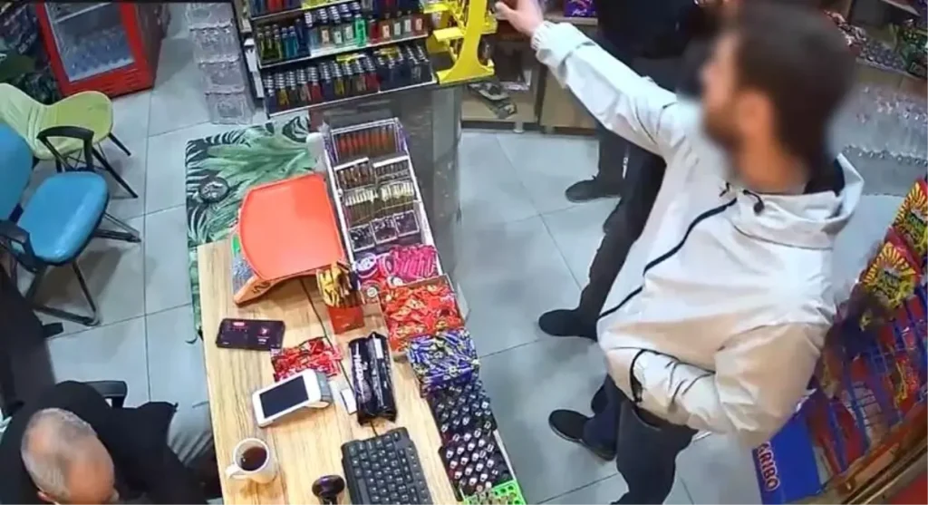 Elazığ’da Markette Çakmak Hırsızlığı Görüntülere Yansıdı