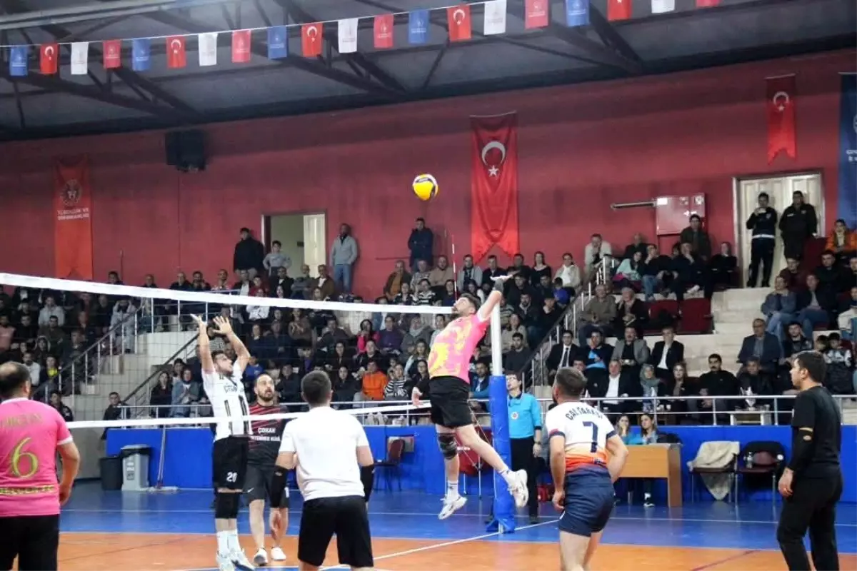 Çal’da Voleybol Turnuvası Finali Coştu: Çal Garası ve Çal Mesleki & Teknik Lisesi Şampiyonlukta!