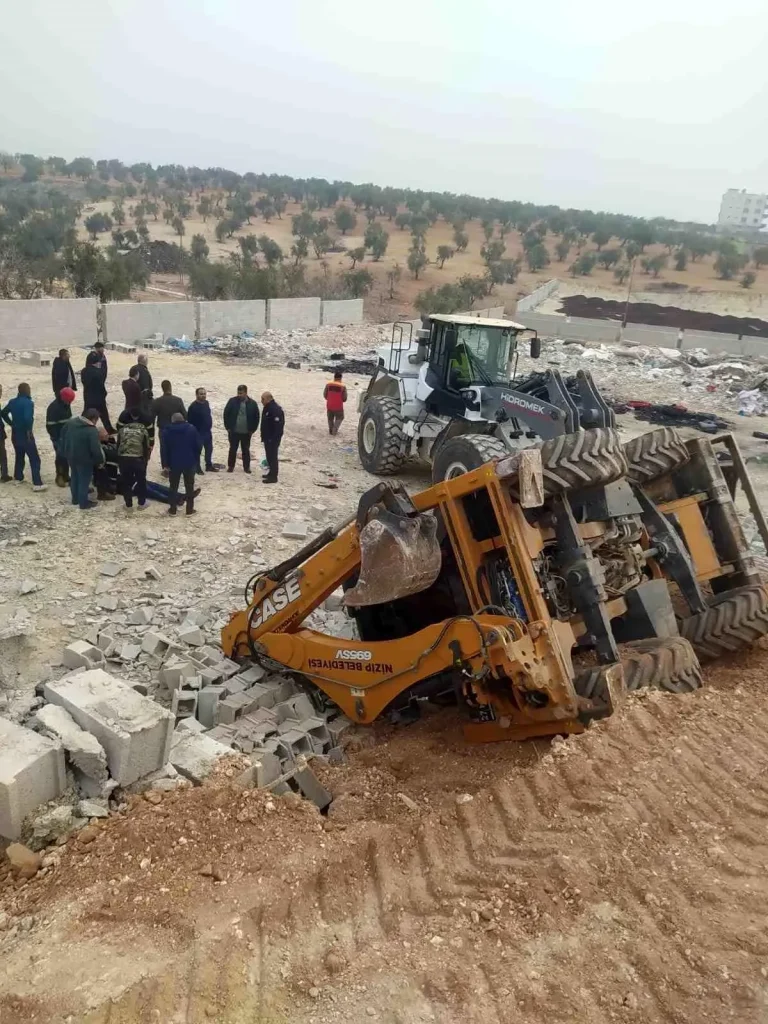 Çalışma Sırasında Yol Çökmesi: Devrilen Kepçe Operatörünü Yaraladı