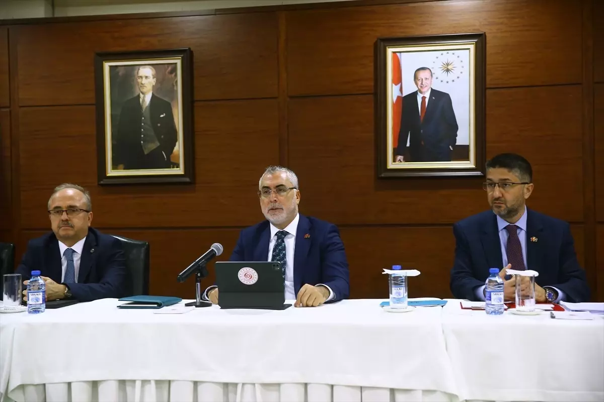 Türkiye‑Azerbaycan İlişkileri Güçleniyor: Bakan Işıkhan Bakü’de İş Dünyasıyla Buluştu