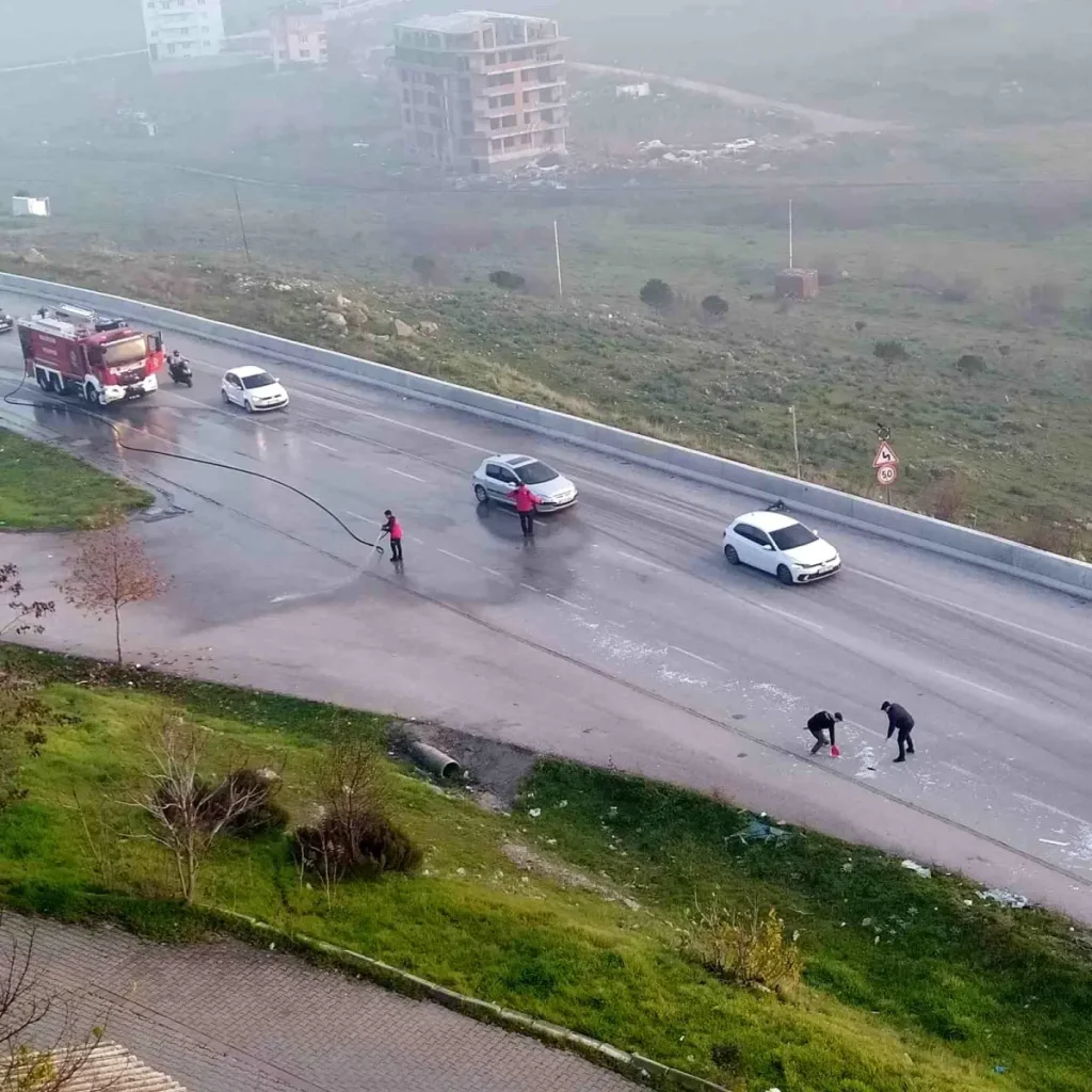 Cam Paleti Yüklü Kamyonetten Düşen Cam Parçaları Trafiği Durdurdu