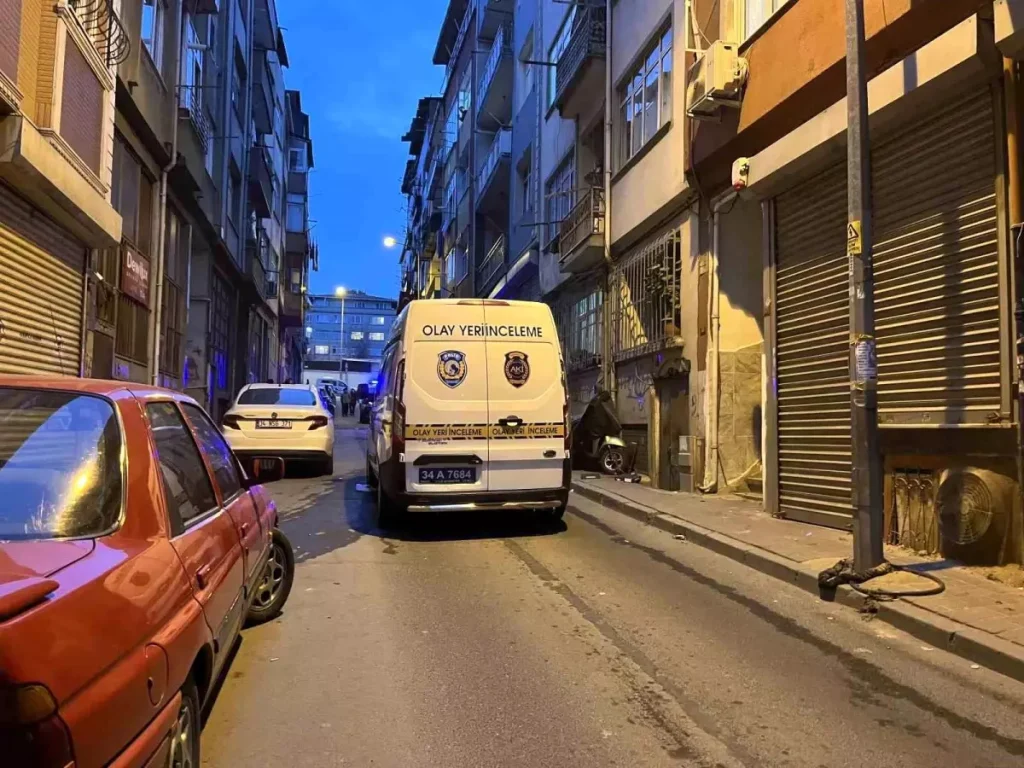 İstanbul Bayrampaşa’da Cam Silen Kadın 3. Kattan Düşerek Ağır Yaralandı