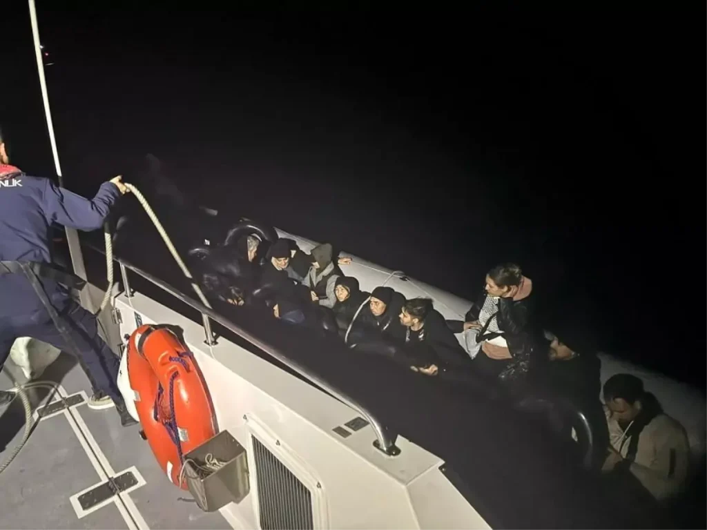 Çanakkale’de 34 Kaçak Göçmen Lastik Botla Yakalandı