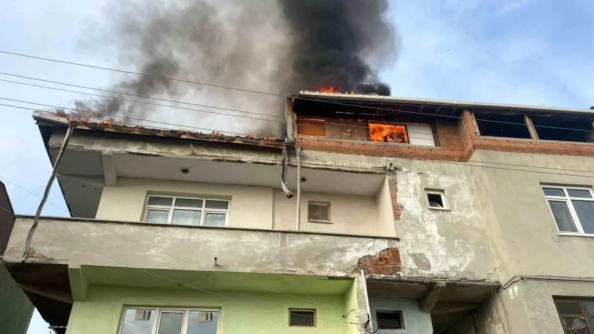 Tekirdağ’da Çatı Yangını: İtfaiye Ekipleri Hızlı Müdahale Etti