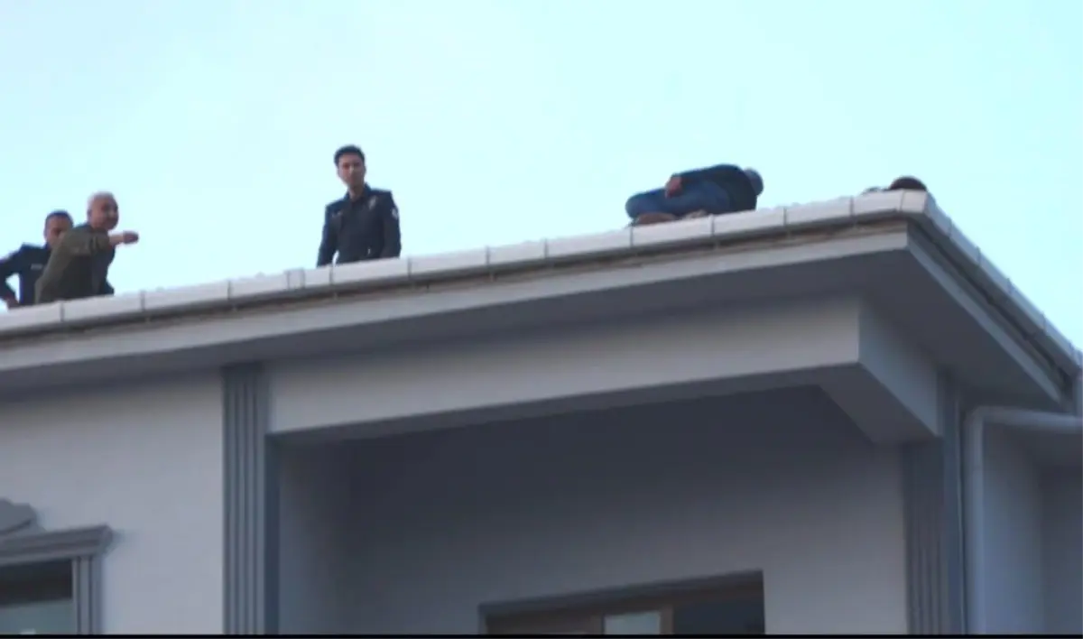 Çatıya çıktı, 80 bin TL’lik alacağını tahsil edince ikna olup indi