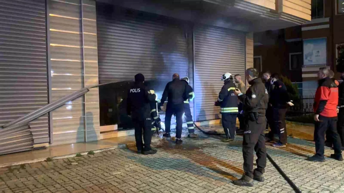 Çay toplama makinesi deposunda yangın