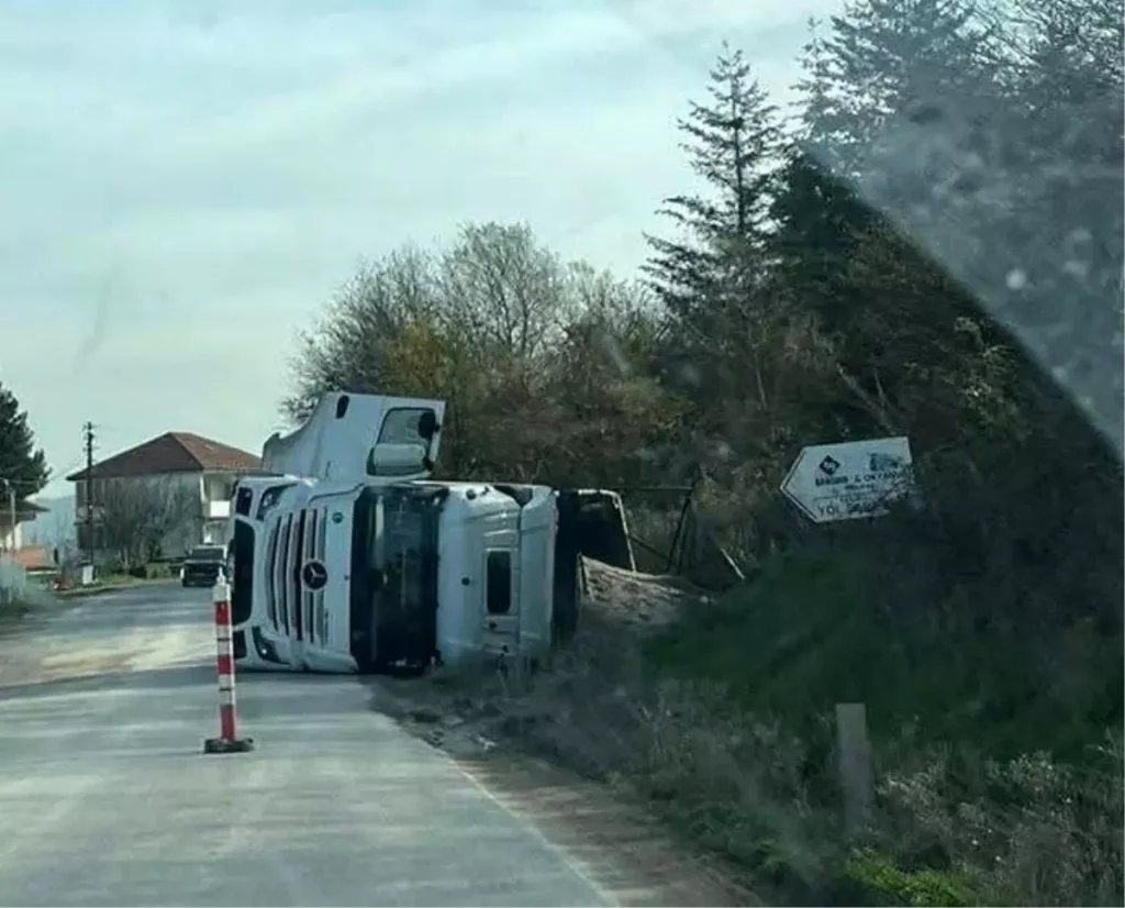 Çaycuma’da Tır Devrildi: Sürücü Yaralı
