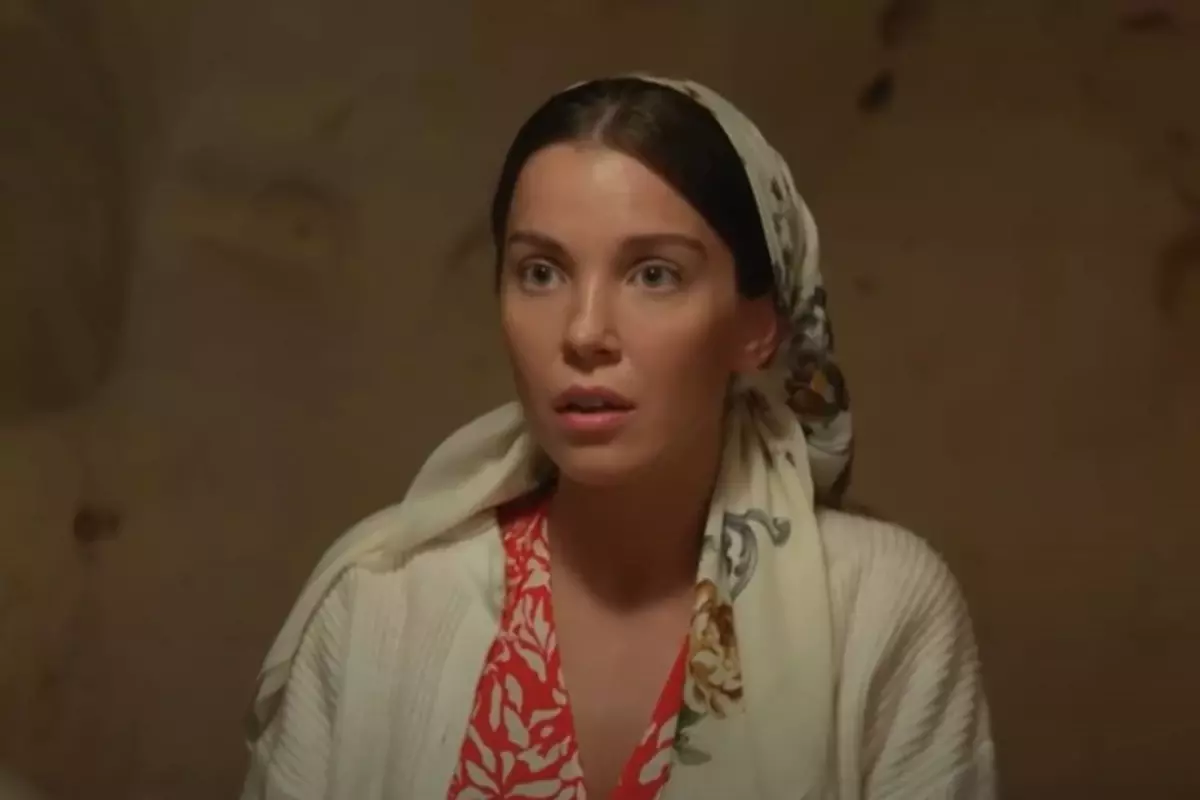 Ceketinin altına hiçbir şey giymedi, dekoltesi dikkat çekti: Etkilenmemek elde değil