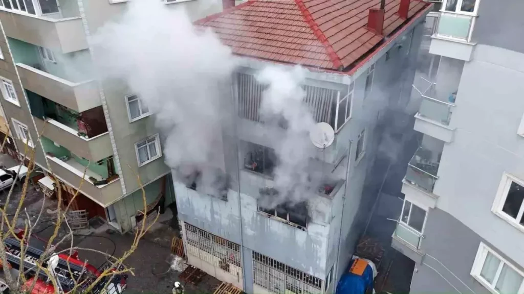 Çekmeköy’de Mobilya Deposunda Dev Yangın: Katlara Sıçradı, Binaya Ağır Hasar Verdi