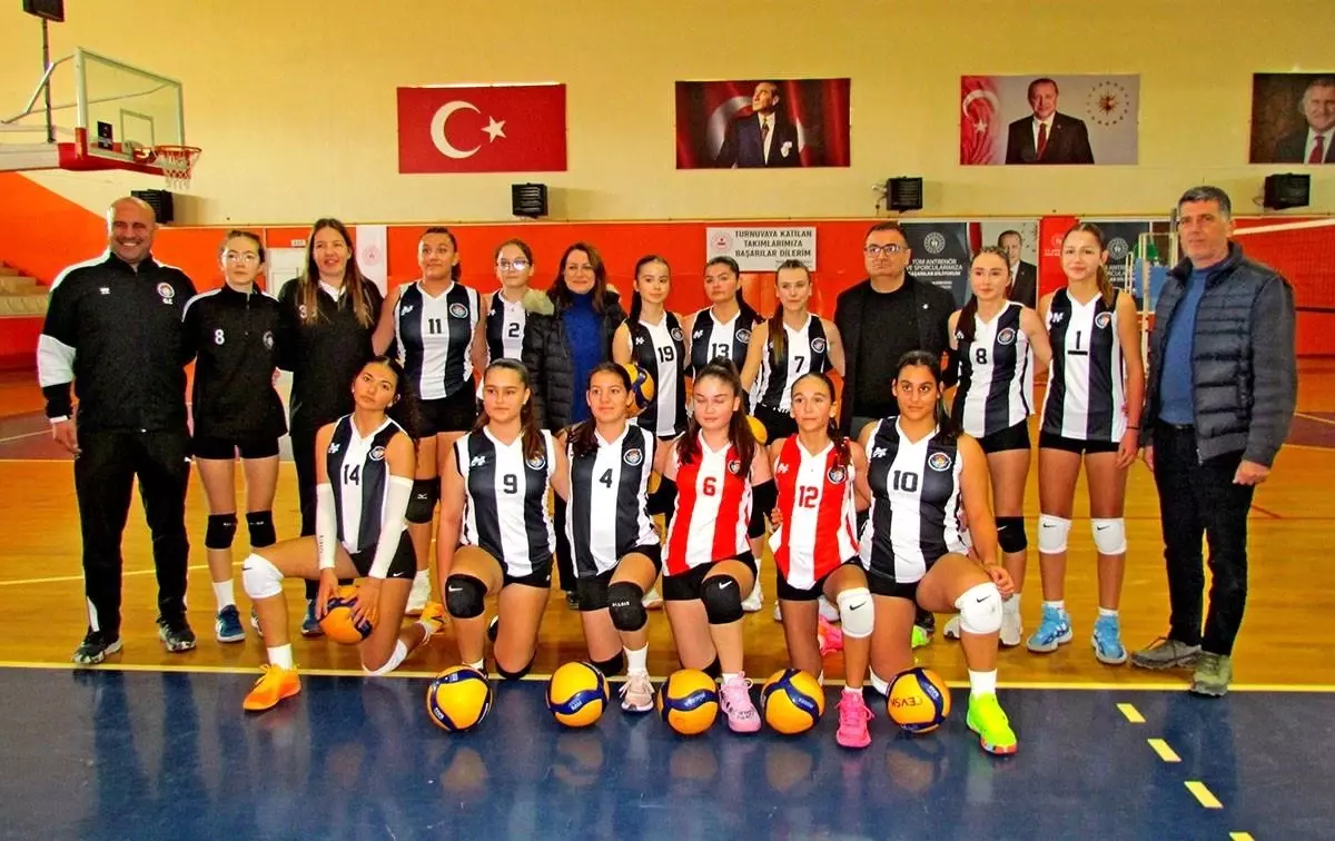 Çeşme Belediyespor Küçük Kız Voleybol Takımı Şampiyonluğunu Matematiksel Olarak Garantiledi