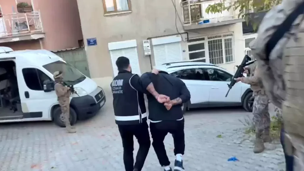 Çeşme’de Firari Zanlı Özel Harekat Destekli Operasyonda Yakalandı