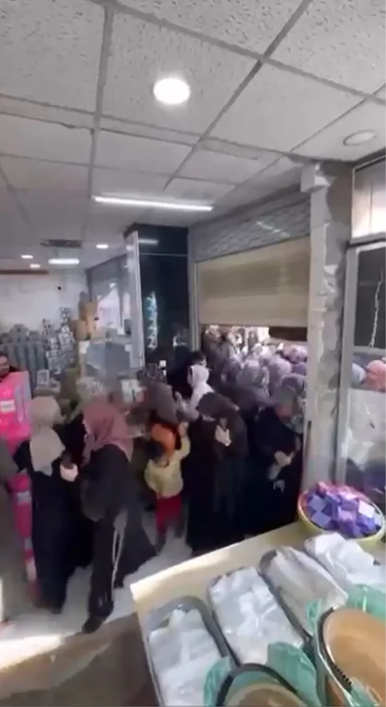 Bursa’da Çeyiz Mağazası Açılışını İzdiham Yağdı!