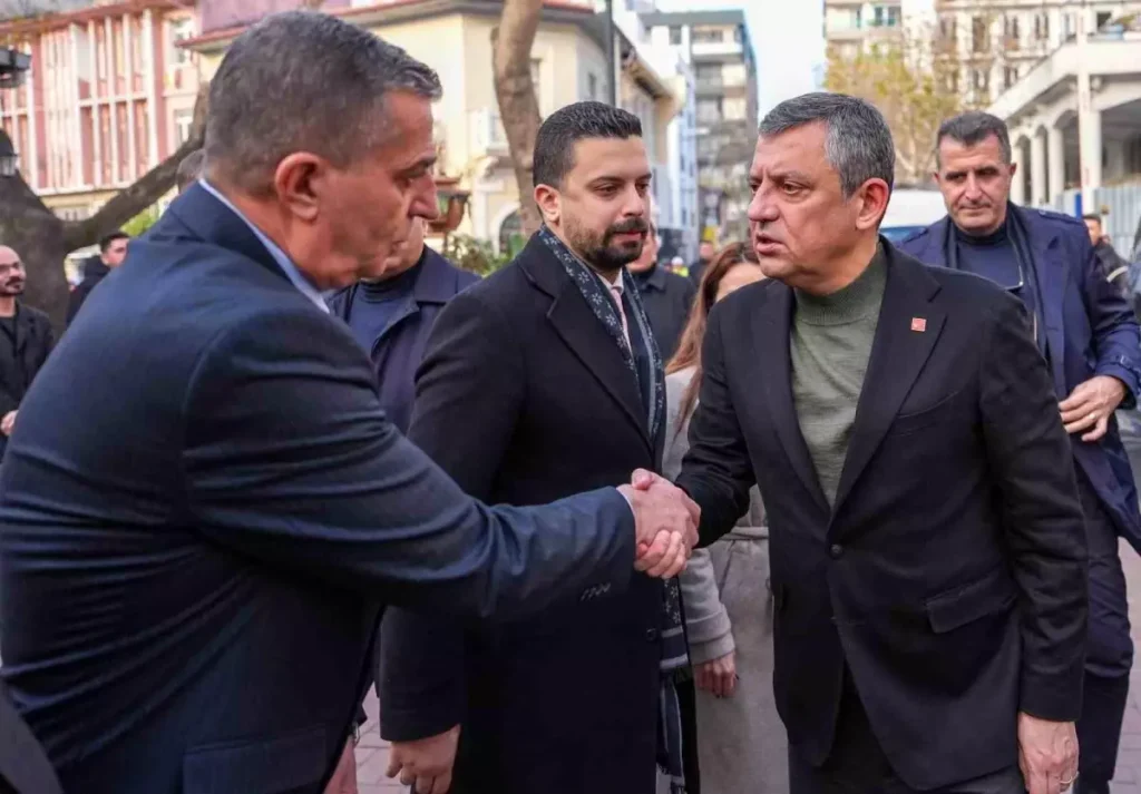 CHP Genel Başkanı Özgür Özel, Şehzadeler Belediyesini Taziye Ziyaretiyle Gölgeye Aldı