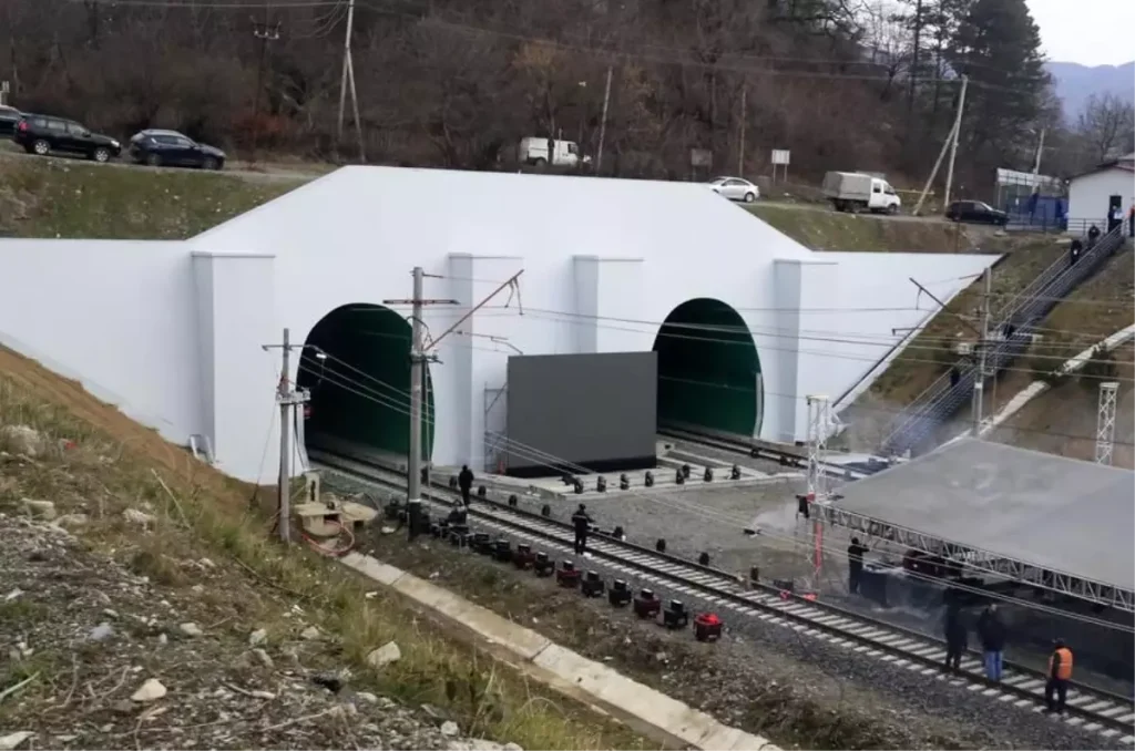 Gürcistan’da Çin’in İnşa Ettiği Modern Demiryolu Hattı Resmen Açıldı