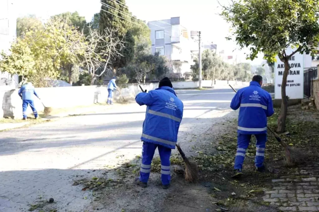 Çine’de Sahaya İnen Ekipler Çiçeklerle Donanmış Cadde ve Bulvarları Canlandırdı