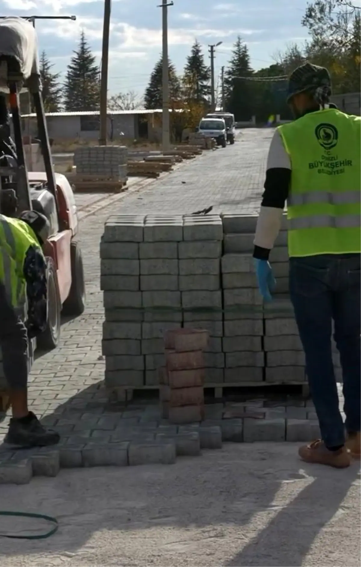 Çivril Belediyesi uzun yıllardır yapılmayan Kızılcasöğüt Mahallesi üst yapı çalışmalarına başladı