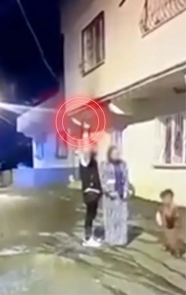 Nizip’te Silahlı Şahıs Çocuğun Yanında Havaya Ateş Etti, Gözaltına Alındı