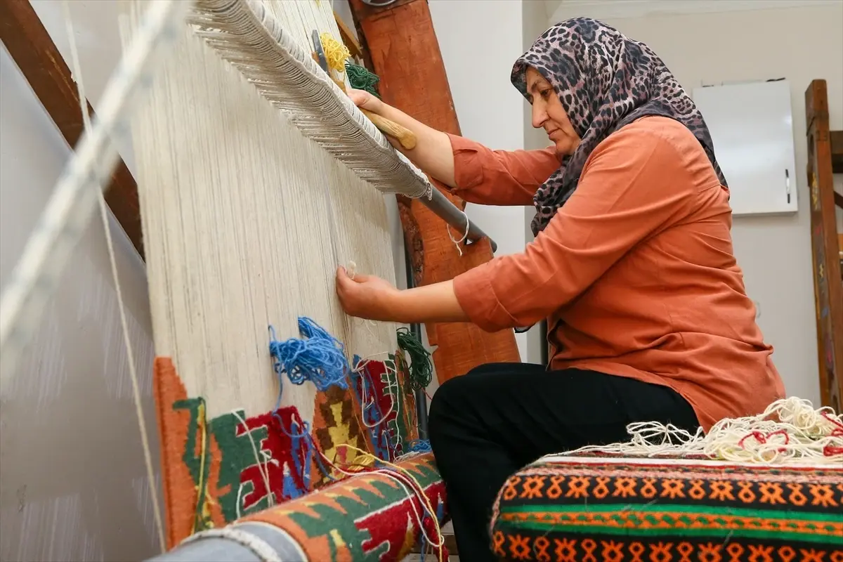 Eşme Kiliminin Usta Eli: Şemsi Sayın