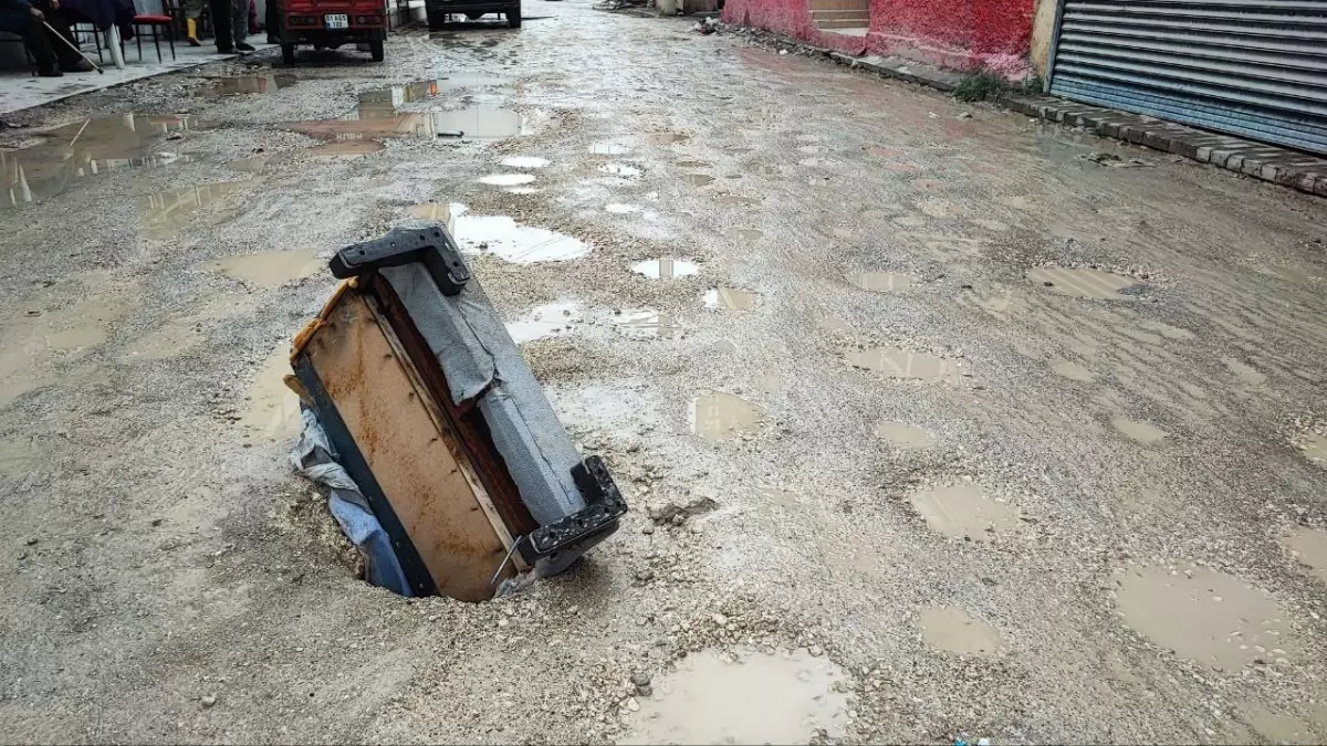 Çöken Yola Kanepe Kollu Önlem: Adana’da Esnafın Yaratıcı Çözümü