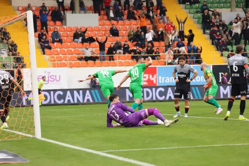 Alanyaspor, Karagümrük’ü 2-0 Mağlup Etti – Şampiyonluk Yarışı Isınıyor