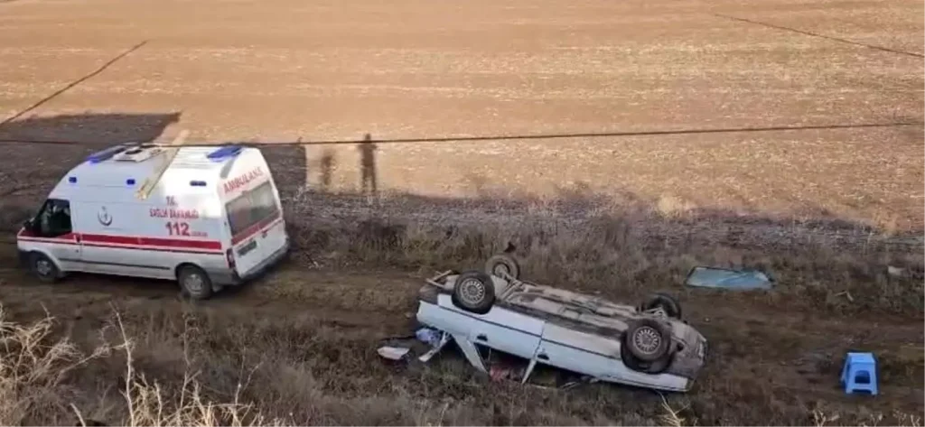Çorum Alaca’da Kontrolden Çıkan Otomobil Tarlaya Uçtu, 2 Kişi Yaralandı