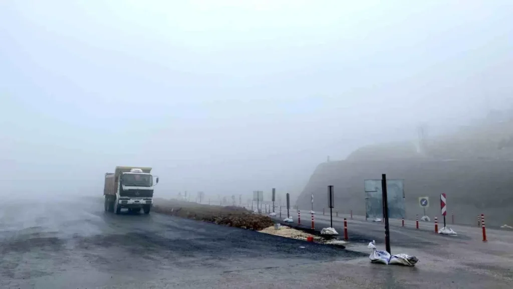 Kırkdilim’de Yoğun Sis ve Sağanak Yağış Trafiği Felçledi