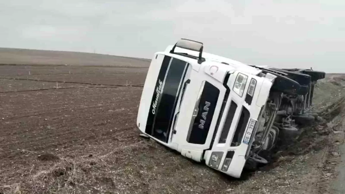 Çorum’da Tır Devrildi, Sürücü Hastaneye Kaldırıldı