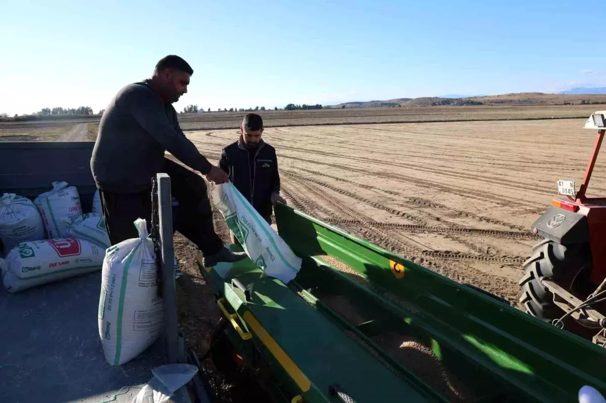 Kozan’da Buğday Ekimi Başladı: Kuraklık Endişesi Çiftçileri Tedirgin Ediyor