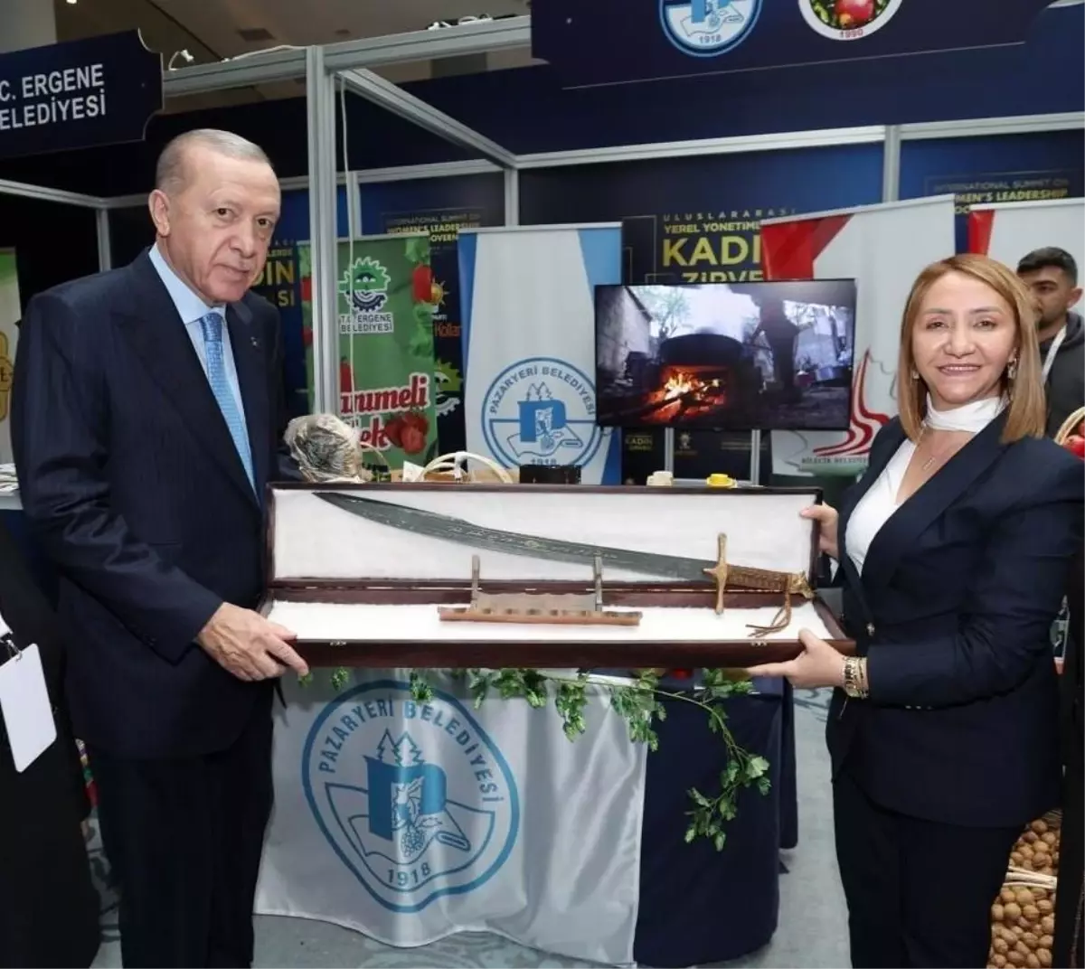 Cumhurbaşkanı Erdoğan’a Kılıç Hediye Edildi: Kadın Zirvesi’nde Tarihi An