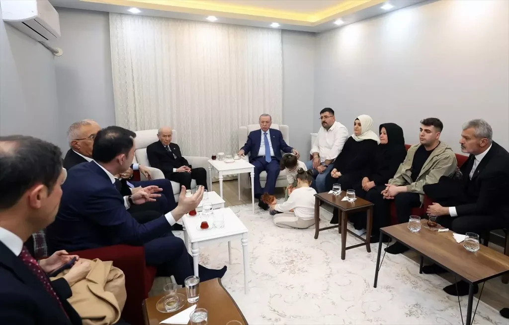 Cumhurbaşkanı Erdoğan, Hatay’da depremzede Karakuş ailesini ziyaret etti