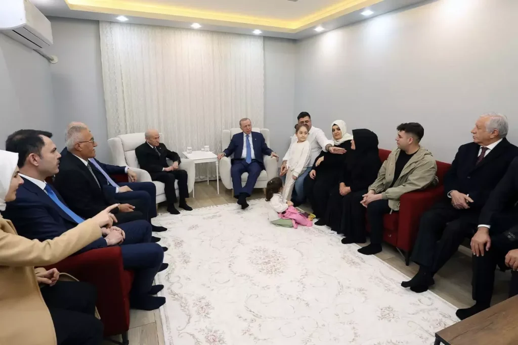 Cumhurbaşkanı Erdoğan ile MHP lideri Bahçeli, depremzede aileyi yeni yuvasında ziyaret etti