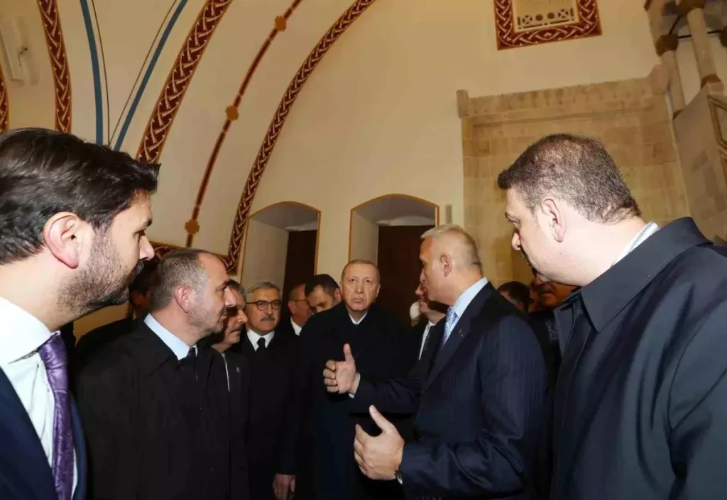 Cumhurbaşkanı Erdoğan’ın Butona Basmasıyla Tarihin Aydınlatılan İlk Caddesi Kurtuluş Caddesi’nde Yeniden Işıklar Yandı