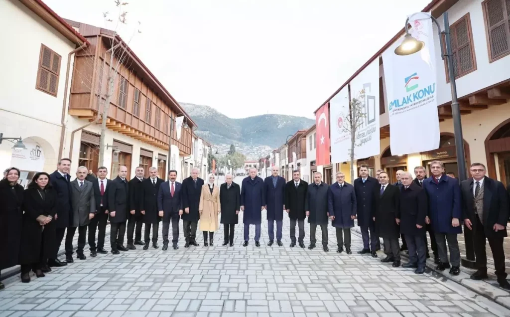 Cumhurbaşkanı Erdoğan: Sözlerimizi tutmanın bahtiyarlığıyla aziz milletimizin karşısındayız