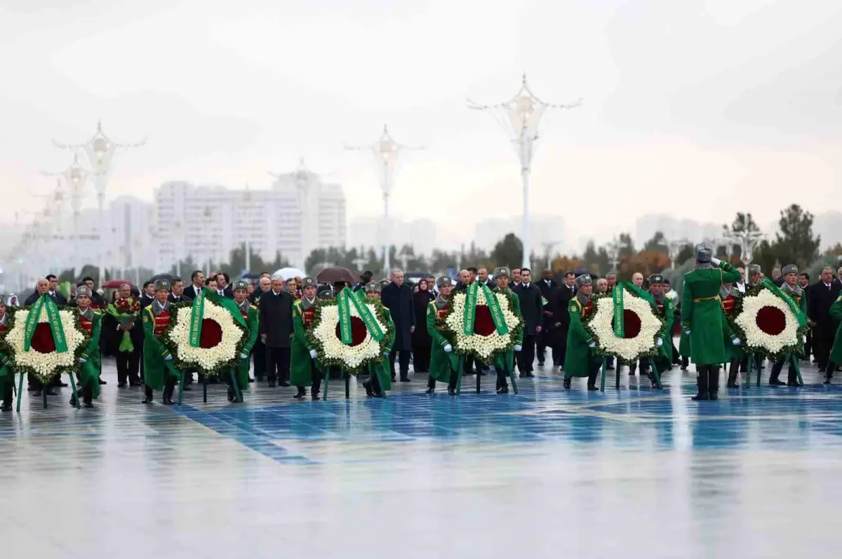 Cumhurbaşkanı Erdoğan, Türkmenistan’da Tarafsızlık Anıtı’na Çelenk Koyma Törenine Katıldı