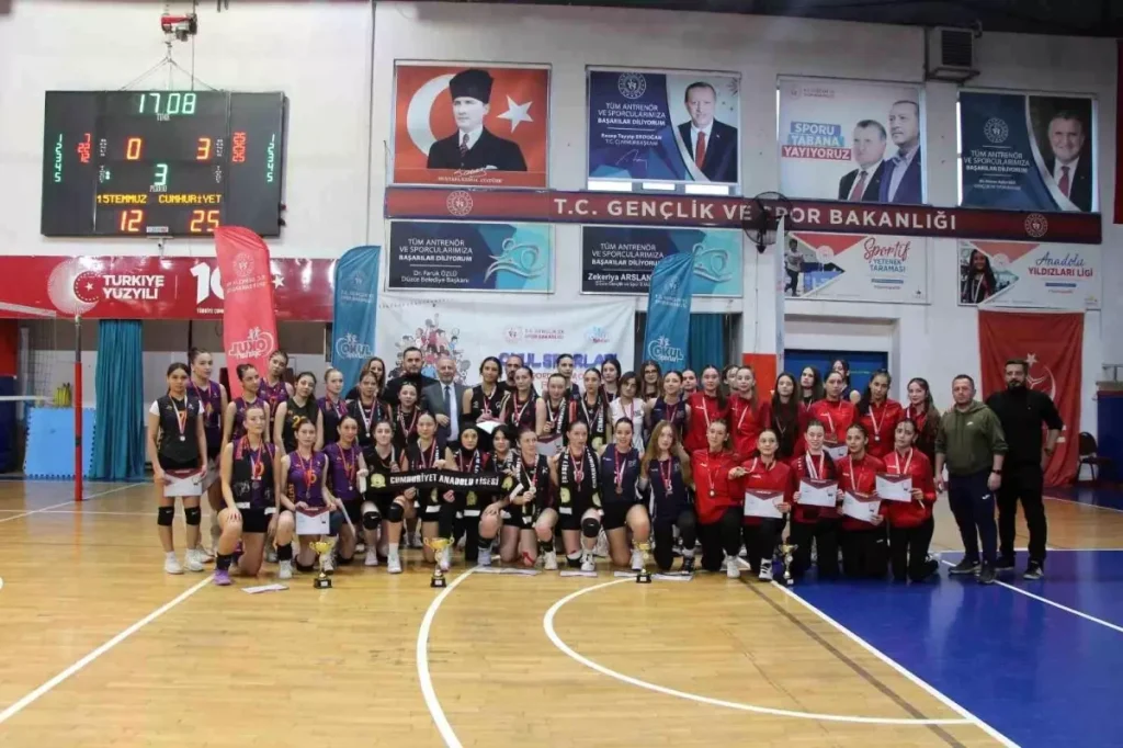 Cumhuriyet Anadolu Lisesi Voleybol Genç Kızlar Şampiyonluğunu Aldı!