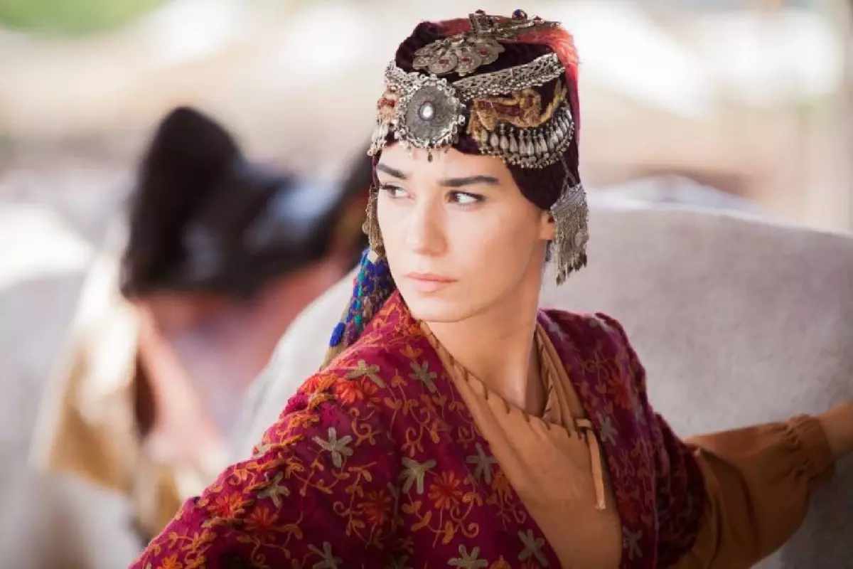 Dantelli Mini Elbisesiyle Burcu Kıratlı Göz Kamaştırdı: Bakana Bir Daha Baktırmadı!