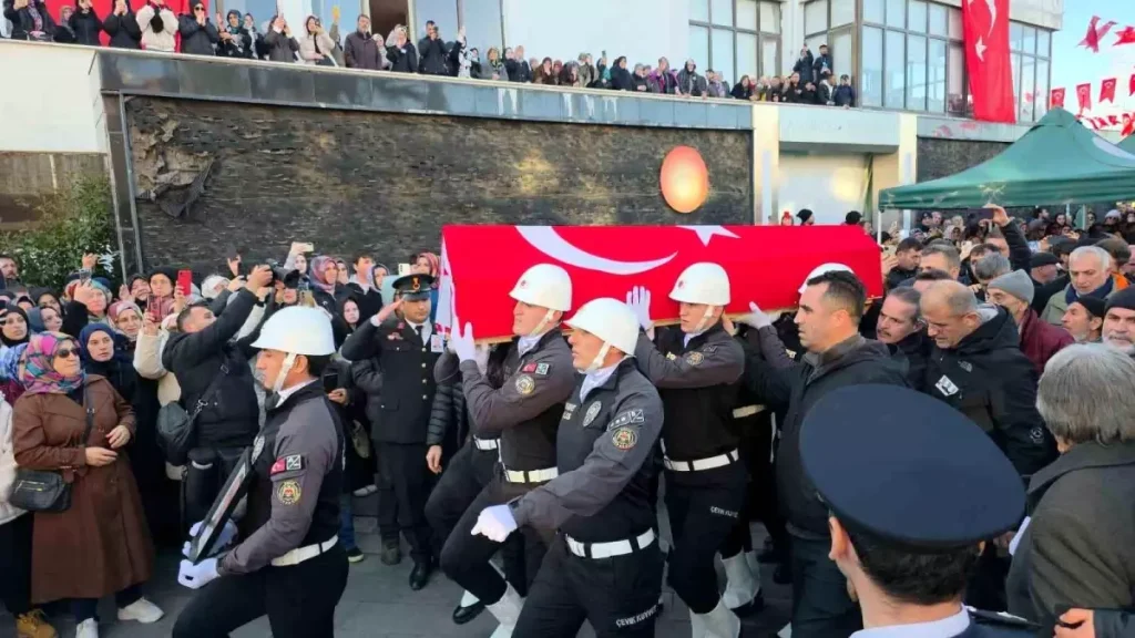 DEAŞ Operasyonunda Şehit Olan Polis Memuru Turgut Külünk Memleketinde Toprağa Verildi