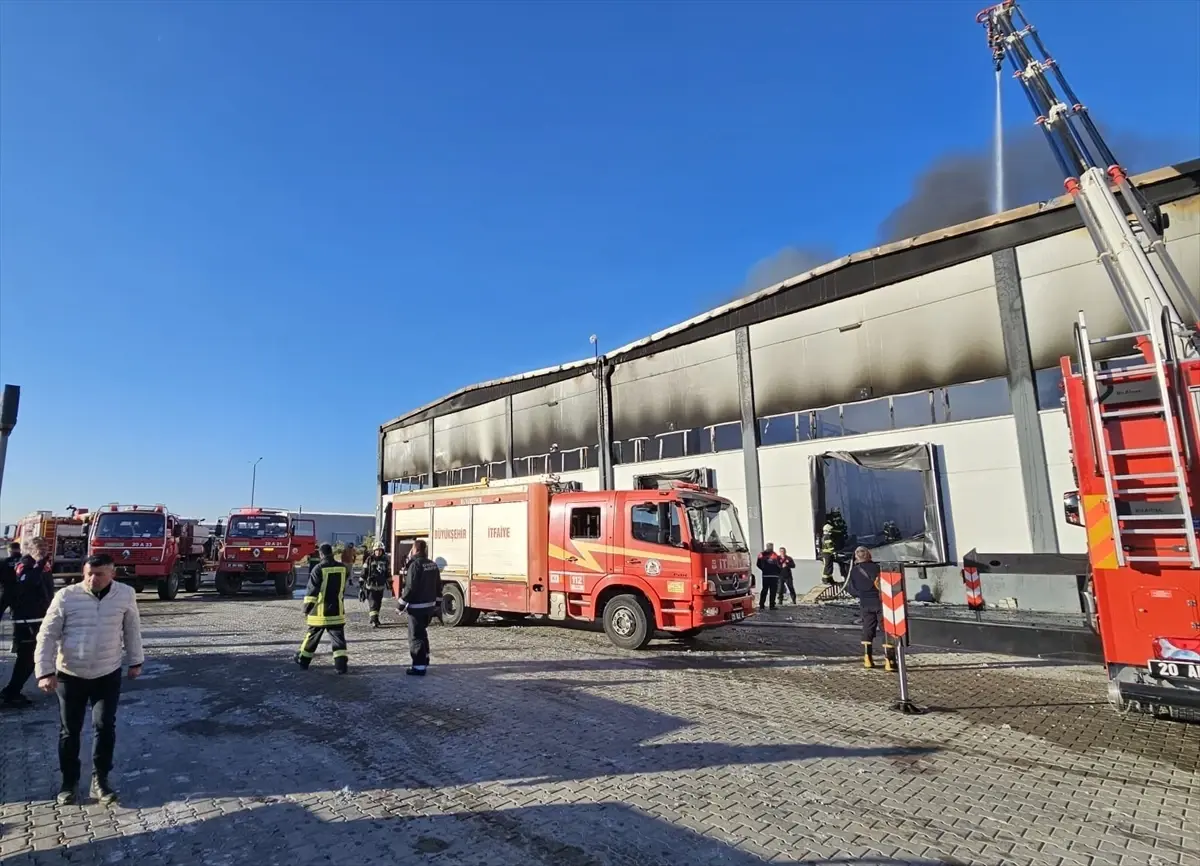Çardak’ta Filtre Fabrikasının Deposu Alev Aldı: Şok Eden Yangın ve Soğutma Çalışmaları
