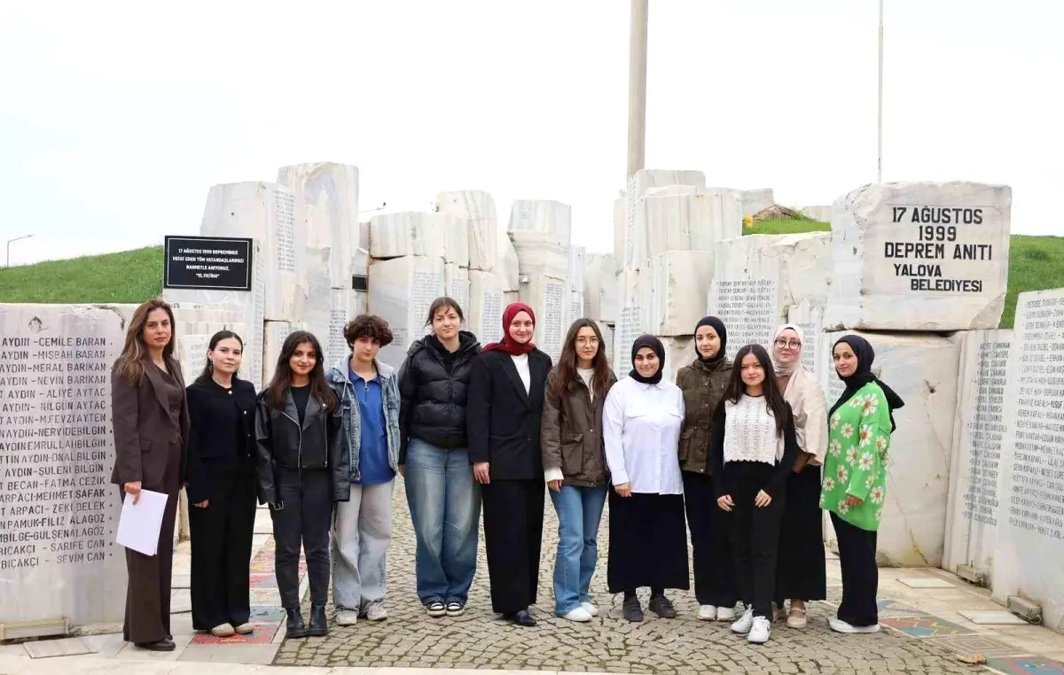 Deprem Anıtı’nda Genç Gönüllülerden Anlamlı ve Duygu Yüklü Yenileme Çalışması