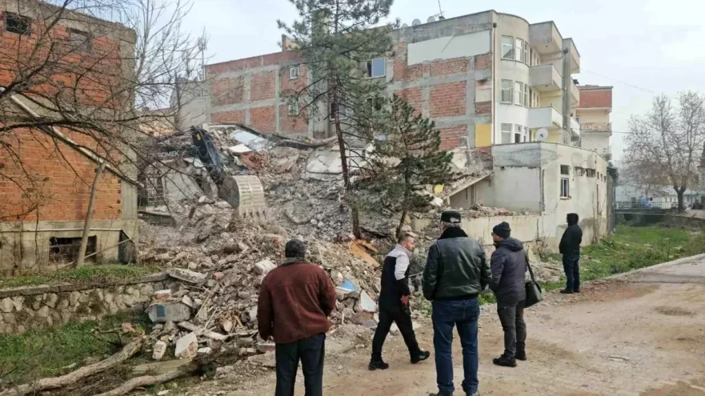 Sındırgı’da Yıkım Çalışmaları Devam Ediyor