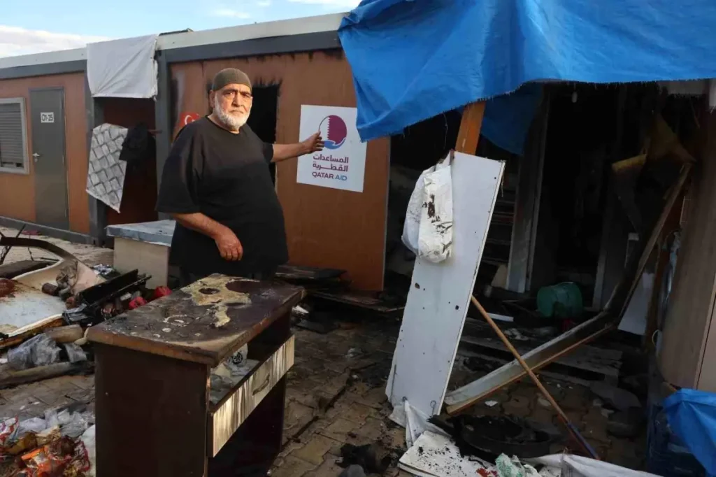 Depremzede yaşlı çiftin yaşadığı konteyner yanarak küle döndü