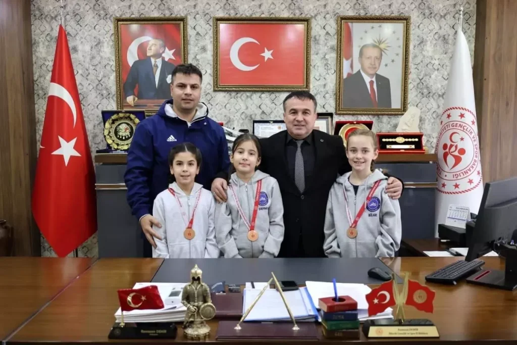 Bilecik’te Minik Yüzücüler İl Müdürünü Ziyaret Etti