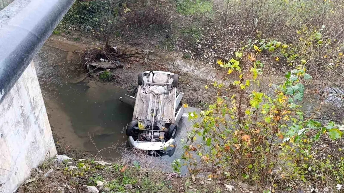 İnegöl’de Otomobil Dereye Uçtu: Sürücü Yaralı