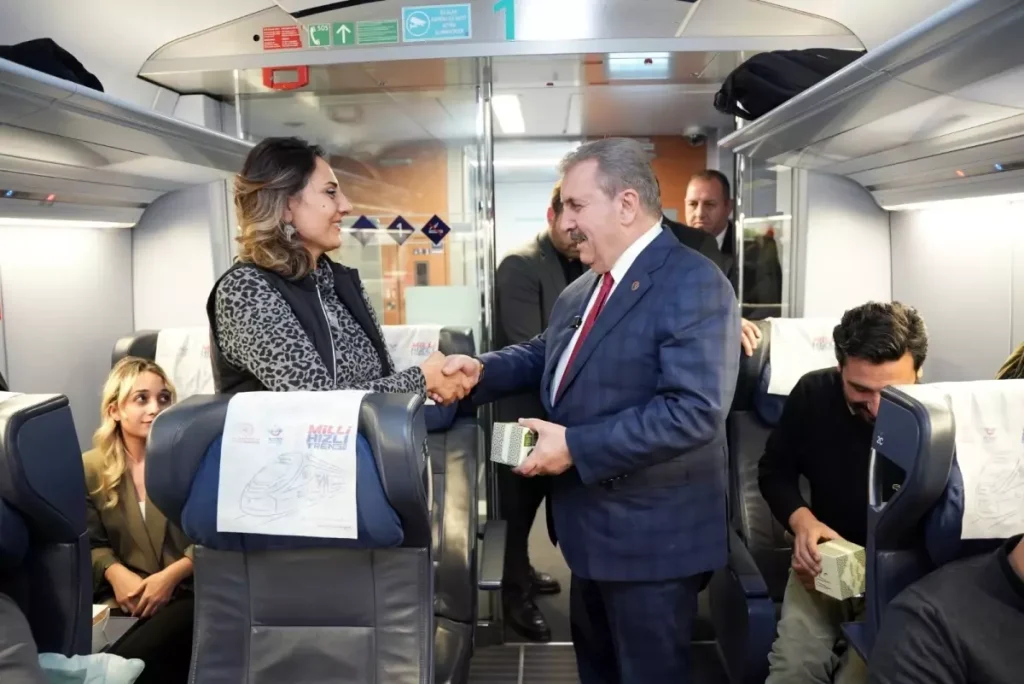 Destici, YHT’de Kandil Simidi Dağıtarak Regaip Kandili’ni Coşkulu Kutladı